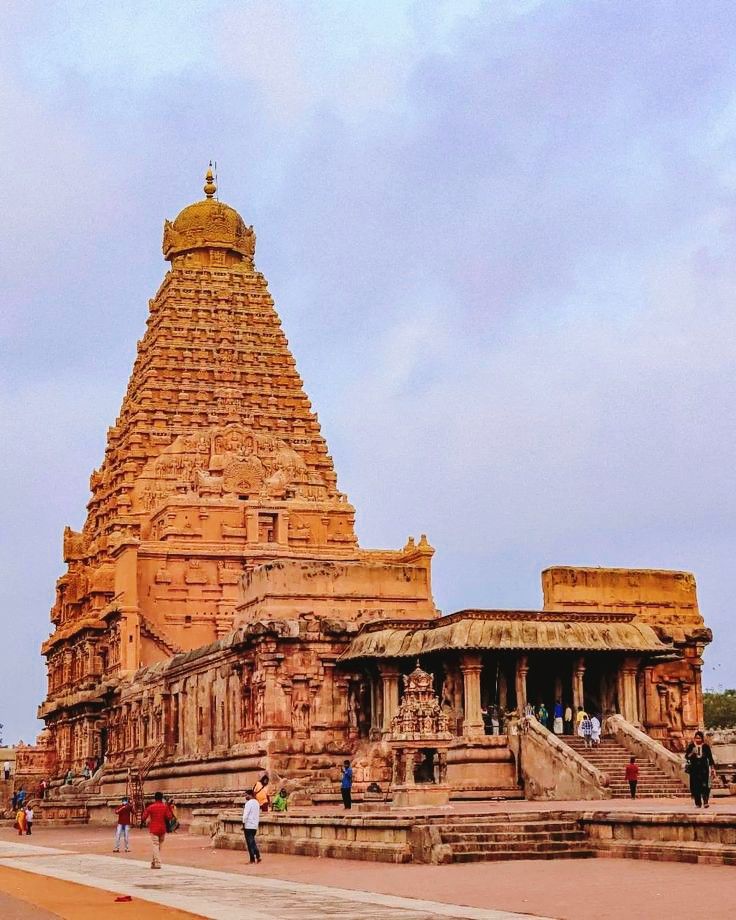 Brihadishvara Temple, is a Shaivite Hindu temple built in a Chola architectural style located on the south bank of the Cauvery river in Thanjavur, Tamil Nadu, India. It is one of the largest Hindu temples and an exemplar of Tamil architecture. Built by Chola emperor Rajaraja I between 1003 and 1010 CE, the temple is a part of the UNESCO World Heritage Site known as the "Great Living Chola Temples". Thanjavur Temple Painting, Thanjai Periya Kovil Wallpaper, Thanjai Periya Kovil, Indian Castle, Tamil Architecture, Chola Temples, Tamil Culture, Buddha Statue Home, Spartan Logo