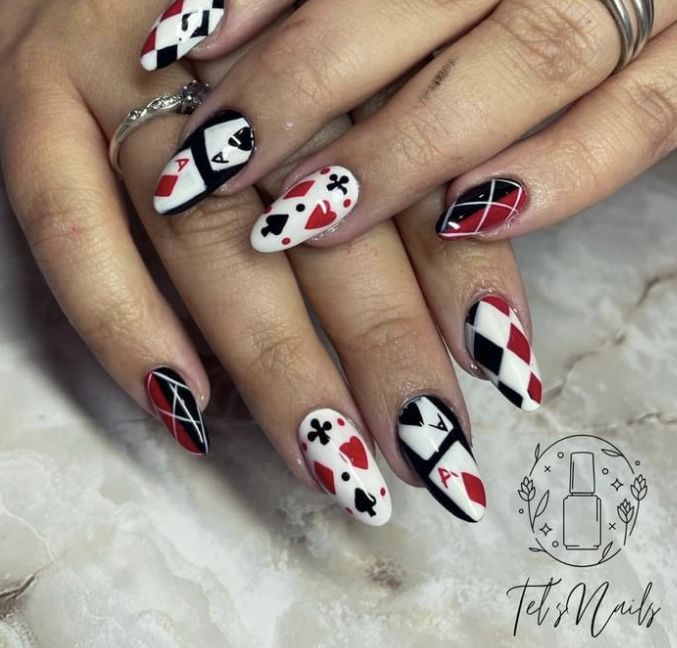 Red Queen Nail Designs, Gambling Nails Art, Deck Of Cards Acrylic Nails, Poker Theme Nails, Queen Of Hearts Inspired Nails, Vegas Nail Art Designs, Card Game Nails, Roulette Nails, Card Acrylic Nails