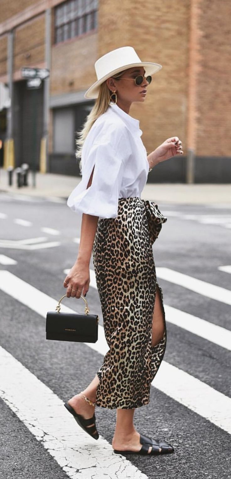 White Fedora Hat Outfit, Hat Outfit Spring, Fedora Hat Outfit, Fedora Hat Outfits, Leopard Skirt Outfit, Hat Outfits, Hat Outfit, Leopard Print Skirt, Chic Skirts