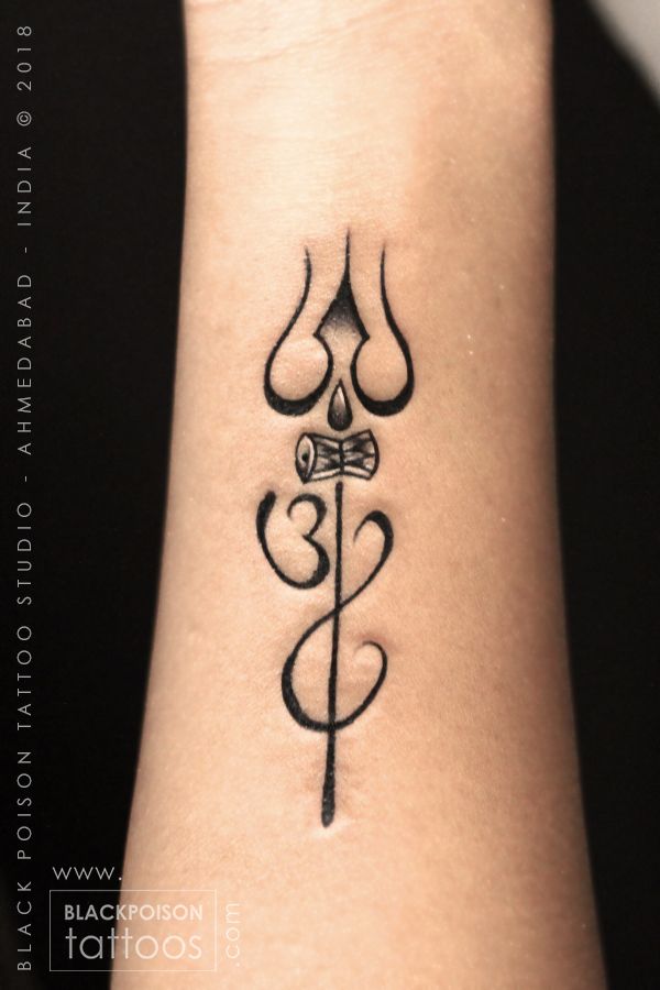 a small tattoo on the wrist of a woman's arm with an arrow and hearts