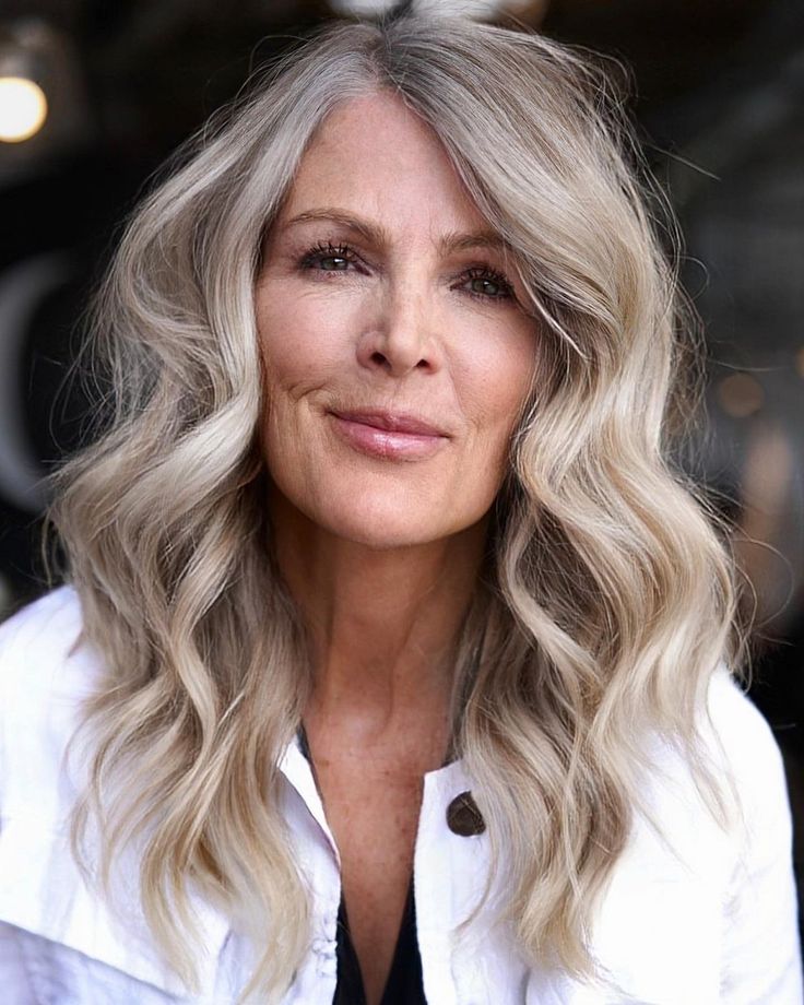 Denver | Blonde | Balayage on Instagram: “Can you make the rest of my hair blend into my grey, but not to grey? Say less … ⏱ 5 hour appointment 💰$650 for this total look ⚫️ toned…” Hairstyles For Medium Length Hair Older Women, Hair Color For Women Over 60, Sombre Blond, Deb Hair, Mum Hair, Blonde Sombre, Haircuts Long, Medium Shag, Grey Blonde