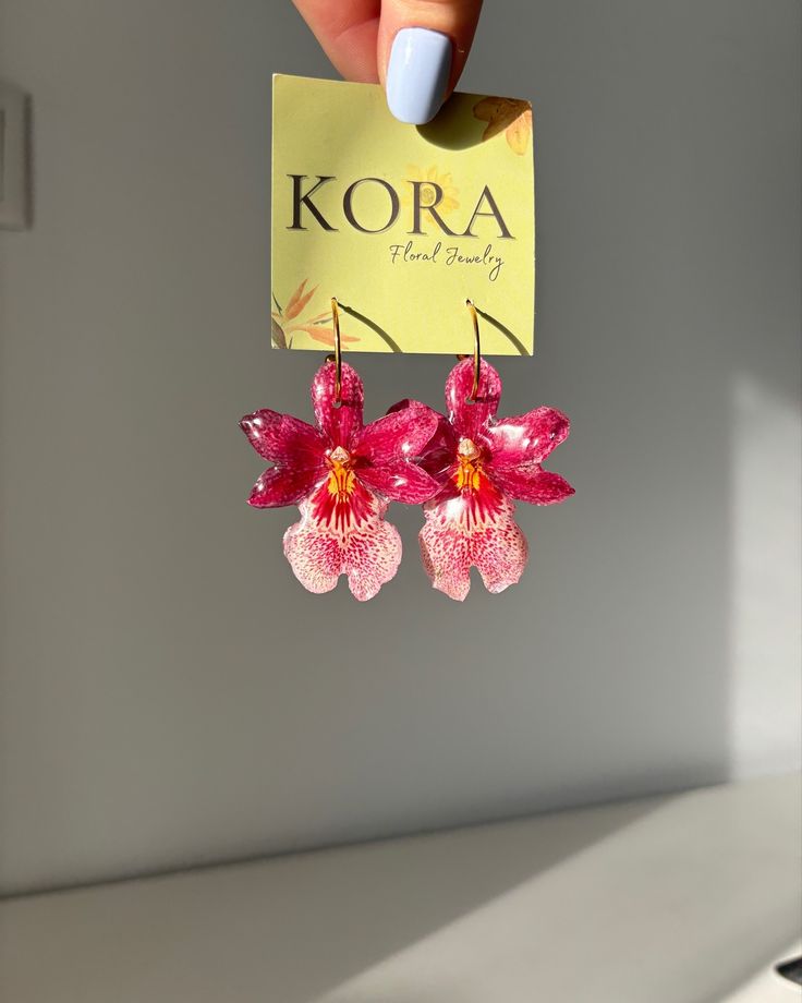 These new Miltonia hoop earrings are transporting us on a tropical island 🏝️ it’s giving sun, sea, salt and flowers vibes 🌺🌞🌸 They are available on the website in two different size✨ #koraatelierbcn #barcelonahandmade #joyasfloresreales #idearegalo #bijouxfleurs #joyasconflores #florespreservadas #bijouxfleurssechees #barcelonadesigners #eventbarcelona #fashionshowbarcelona Homemade Resin, Flower Jewelry Diy, Jewelry Content, Accesorios Aesthetic, Flower Resin Jewelry, Diy Doll Miniatures, Real Flower Jewelry, Beads Bracelet Design, Jewelry Accessories Ideas