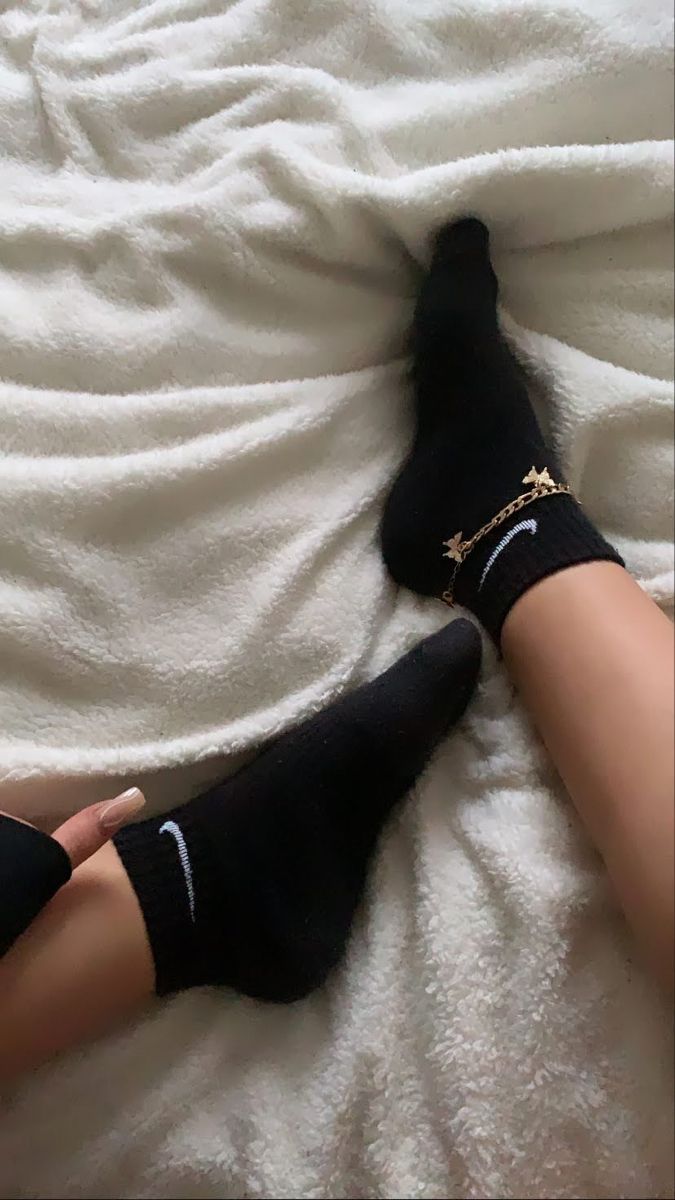 Black Nike Ankle Socks, Anklet With Socks, Black Nike Socks Aesthetic, Black Ankle Socks, Nike Socks Black, Nike Ankle Socks Outfit, Aesthetic Anklets, Black Nike Socks Outfit, Anklet Aesthetic