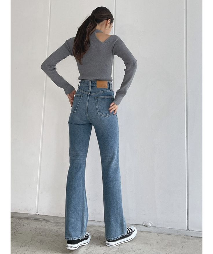 Gray Sweater, Blue Pants, Blue Sweaters, Grey Sweater, Bell Bottoms, Bell Bottom Jeans, Blue Jeans, Mom Jeans, Casual Outfits