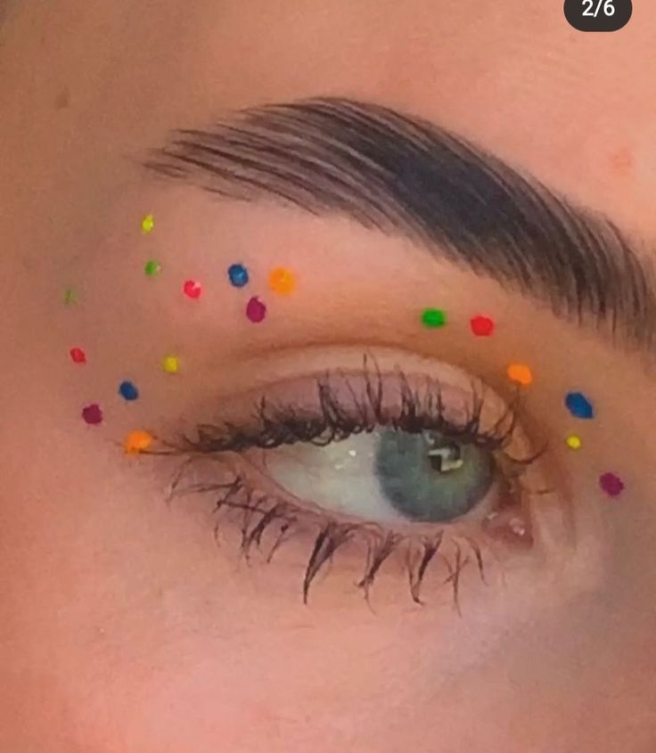 Graphic Liner Makeup Easy, Colorful Liner Looks, Easy Colourful Eye Makeup, Pansexual Makeup Looks, Cute Graphic Eyeliner, Fun Eye Looks, Fun Makeup Ideas Colorful, Colorful Eyeliner Makeup, Colorful Eyeliner Ideas