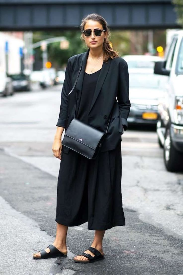 30 Looks Con Sandalias Birkenstock Que Revelan El Porqué Este Zapato Está En Los Closets De Todas Las Chicas Fashion – Cut & Paste – Blog de Moda Minimal Stil, Minimalism Fashion, Minimalist Moda, Birkenstock Outfit, Beanie Outfit, Style Parisienne, Cooler Style, Minimal Street Style, Leandra Medine