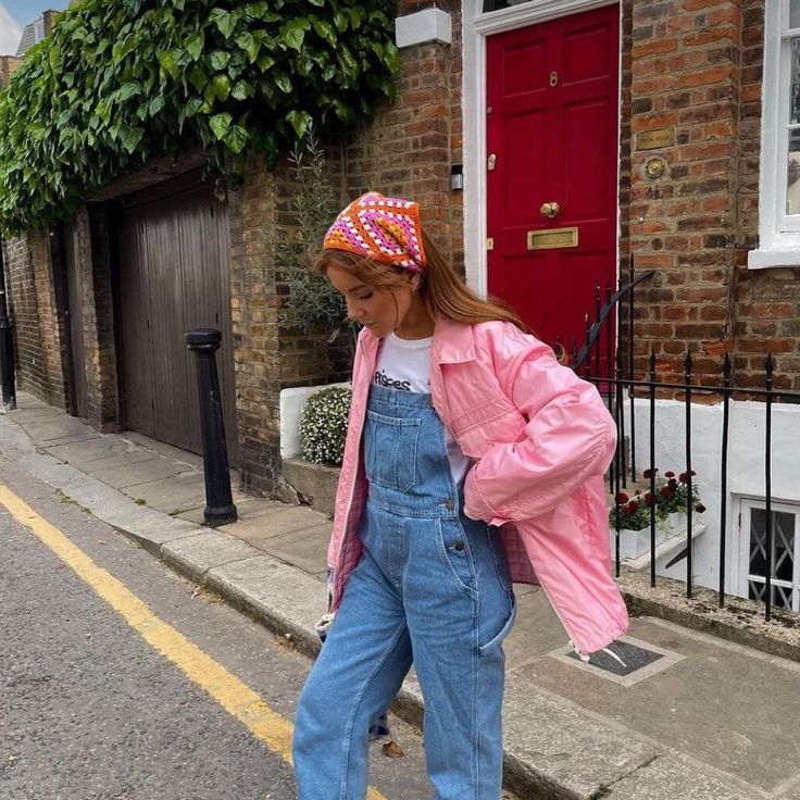 Lighter Denim Wash Carpenter Style B27 Chunky Boots With Overalls, Spring Streetwear Overall Jeans, Zara Floral Dungarees, Overalls With Shacket, Wide Leg Overalls With Boots, Denim Overalls Boots, Dungarees Heels, Zara Knit Overalls, Overalls 2000