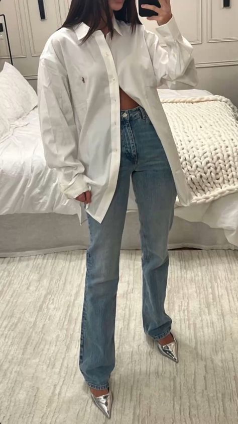 White Button Down Outfit, Button Down Outfit, White Shirt Outfits, Look Jean, Heels Outfits, Looks Party, Pointed Heels, Dinner Outfits, White Button Down