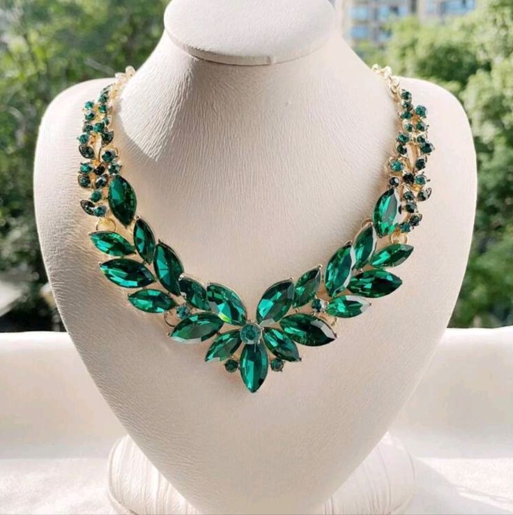 Elegant Green Necklace With Matching Earrings. Double Chain Necklace, Seashell Pendants, Character Clothing, Nice Nails, Accessories Inspiration, Rings Unique, Baroque Pearl Necklace, Gold Statement Necklace, Swarovski Necklace