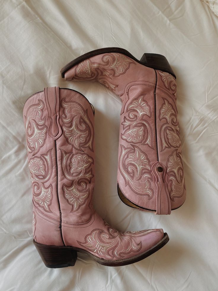 pink boots cowboy cowgirl western country concert aesthetic white yeehaw shoes Fake Cowgirl, Cowboy Pillows, Looks Hippie, Americana Aesthetic, Cowgirl Boots Outfit, Pink Cowboy Boots, Botas Western, Symbol Of Freedom, Strawberry Glaze