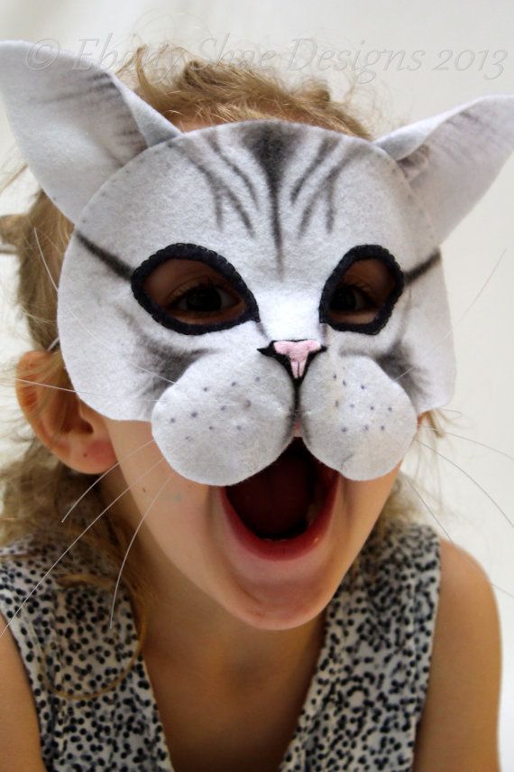 Miow!  You can make your own cute and friendly cat mask. Soft felt conforms to the face and helps your cat mask sit comfortably. Elastic band at the Felt Cat Mask Pattern, Cat Mask Pattern, Diy Party Mask, Cat Mask Ideas, Cat Mask Diy, Cat Costume Kids, Animal Masks For Kids, Cat Themed Birthday Party, Book Day Costumes