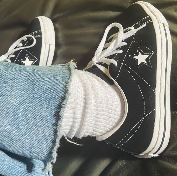 Low Top Converse Aesthetic, Converse Shoes Star, Converse One Star Outfit, Converse One Star Aesthetic, Black And White Star Shoes, Converse One Stars, Converse Star Player, Old Converse Aesthetic Grunge, Converse One Star