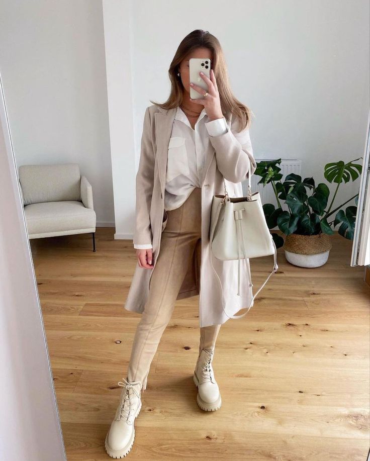 Beige Boots Outfit, 10 Winter Outfits, White Boots Outfit, Outfit Botas, Winter Boots Outfits, Boots Beige, Beige Outfit, Mode Inspo, Autumn Outfit