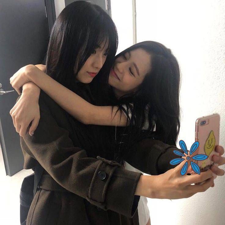 hourly jisoo ❄️ on Twitter: "maknae jisoo with her unnie #지수 #JISOO @BLACKPINK… " Romeo Ve Juliet, Bestie Photos, You Are My Moon, Korean Best Friends, Girl Couple, Korean Couple, Pre Debut, Naha, Ji Soo