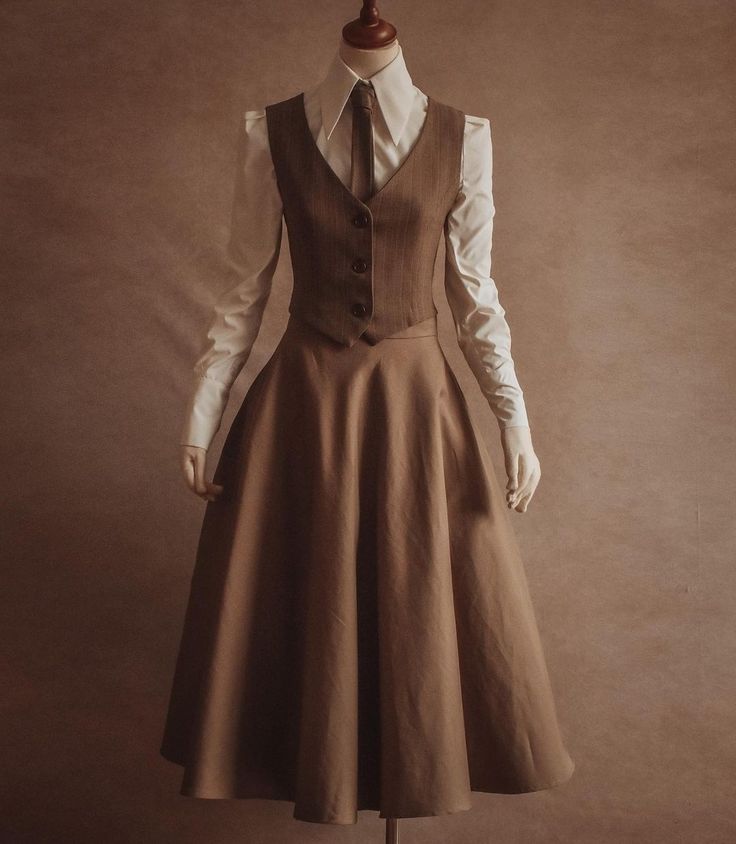 February Days, Incredible Dresses, Academia Outfits, Stylish Aesthetic, Old Fashion Dresses, Vintage Inspired Outfits, Vestidos Vintage, Modest Fashion Outfits, Moda Vintage