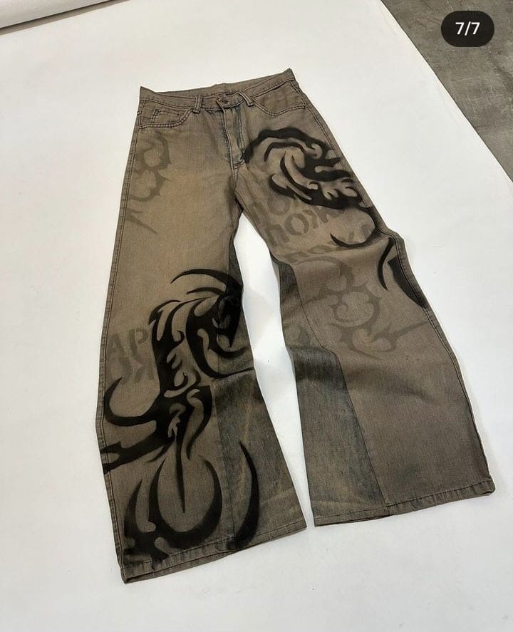 Black Pants Design Paint, Bleach Stencil Jeans, Drawn On Pants, Y2k Pants Diy, Paint Pants Ideas Aesthetic, Upcycle Pants Diy, Grunge Pants Diy, Painting Jeans Y2k, Pants Design Paint