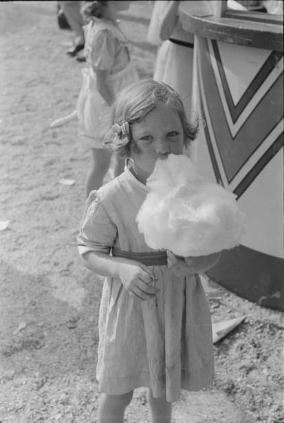 Ultimately though, the true measure of a good carnival really comes down to the happiness of the patrons visiting. In this way, you’ll often notice that aside from their hair styles and clothing, many of the happy faces in these vintage photos look like they could just as easily be taken at your local state fair last summer. Seventy years may have passed since Marion Wolcott photographed this young girl munching on a giant pile of cotton candy in Memphis, but the fluffy treat remains a staple of Vintage Carnival, Memphis Tennessee, Vintage Circus, Pink Cotton Candy, Foto Art, State Fair, Jolie Photo, Pics Art, Vintage Photography