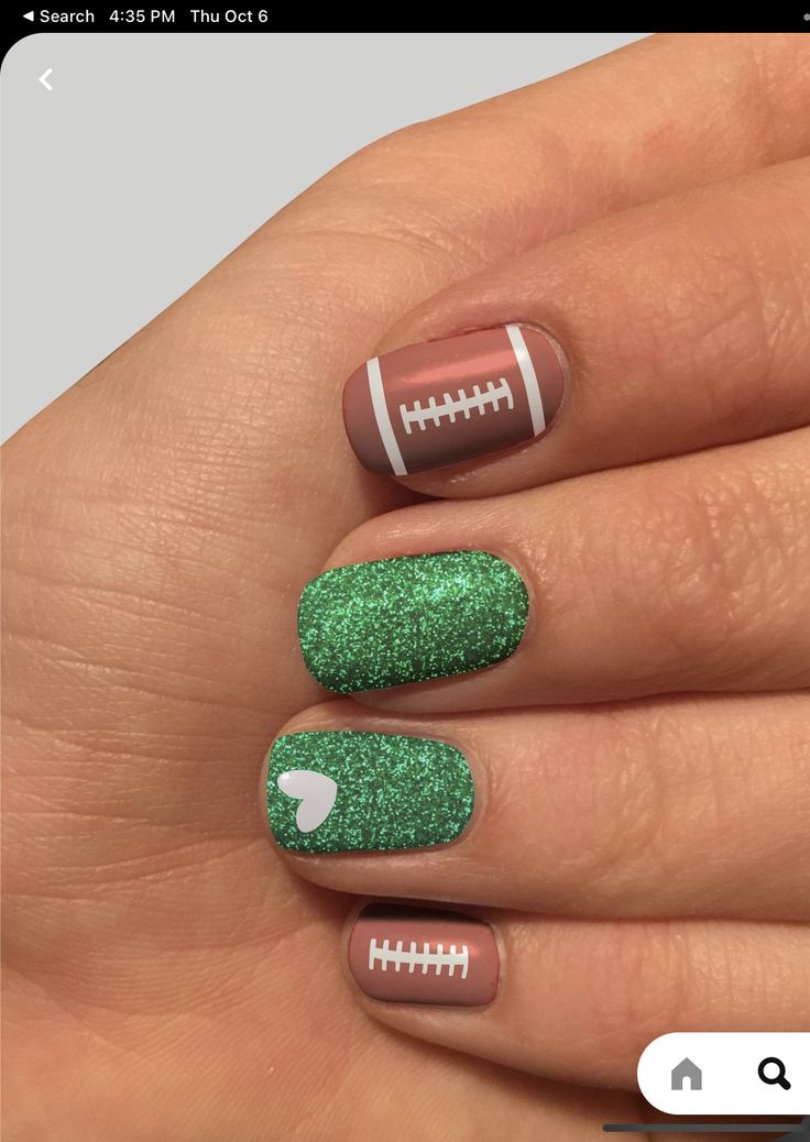 Football Pedicure Designs, Cute Easy Gel Nail Designs, Fall Football Nail Designs, Football Nail Designs School Colors, Sports Nails Designs, Football Nails Acrylic, Fall Football Nails, Football Nail Ideas, Cute August Nails