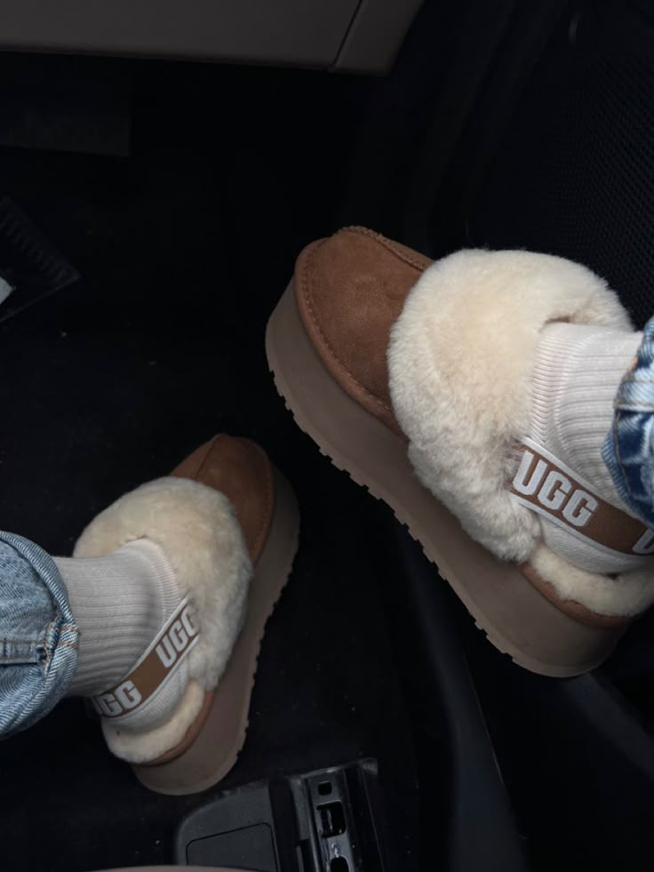 Cute Shoes Comfy, Uggs Black Women, Funkette Ugg, Ugg Funkette Outfits, Ugg Slides Outfit, Ugg Funkette, Cute Uggs, Slippers Outfit, Fluffy Shoes