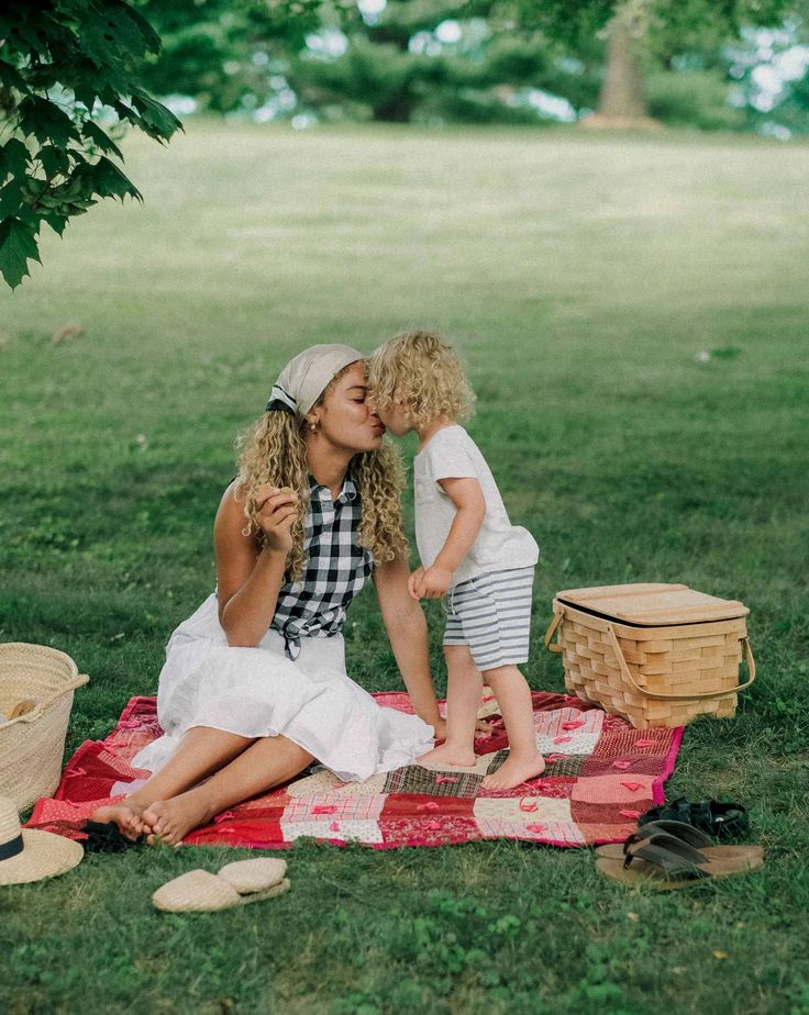 With all of the travel restrictions in place, now is a good time to look for ways to still make the most out of your summer. One idea? Picnics! It’s such a simple thing, but it’s been a great way to have fun and do some family bonding. Parents can sit and kids can go play…it’s the dream! 😉 Here are some picnic ideas such as what to pack and what to eat so you can have a successful picnic! #outdoorpicnic #picnicfood #picnicideas #familypicnic Summer Picnic Family Photoshoot, Picnic Kids Photoshoot, Picnic Family Photoshoot Ideas, Mom Playing With Kids, Family Picnic Aesthetic, Kids Picnic Ideas, Picnic Photoshoot Family, Picnic With Baby, Picnic Family Photoshoot