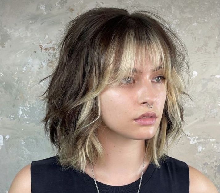 Short Shag Blonde Highlights, Short Curtain Bangs Money Piece, Moneypiece Short Hair, Shag Haircut Money Piece, Blonde Bob With Dark Underneath, Short Hair Color Blocking, Color Block Hair Ideas Bangs, Color Blocking Hair Blonde, Short Dark Hair Blonde Highlights