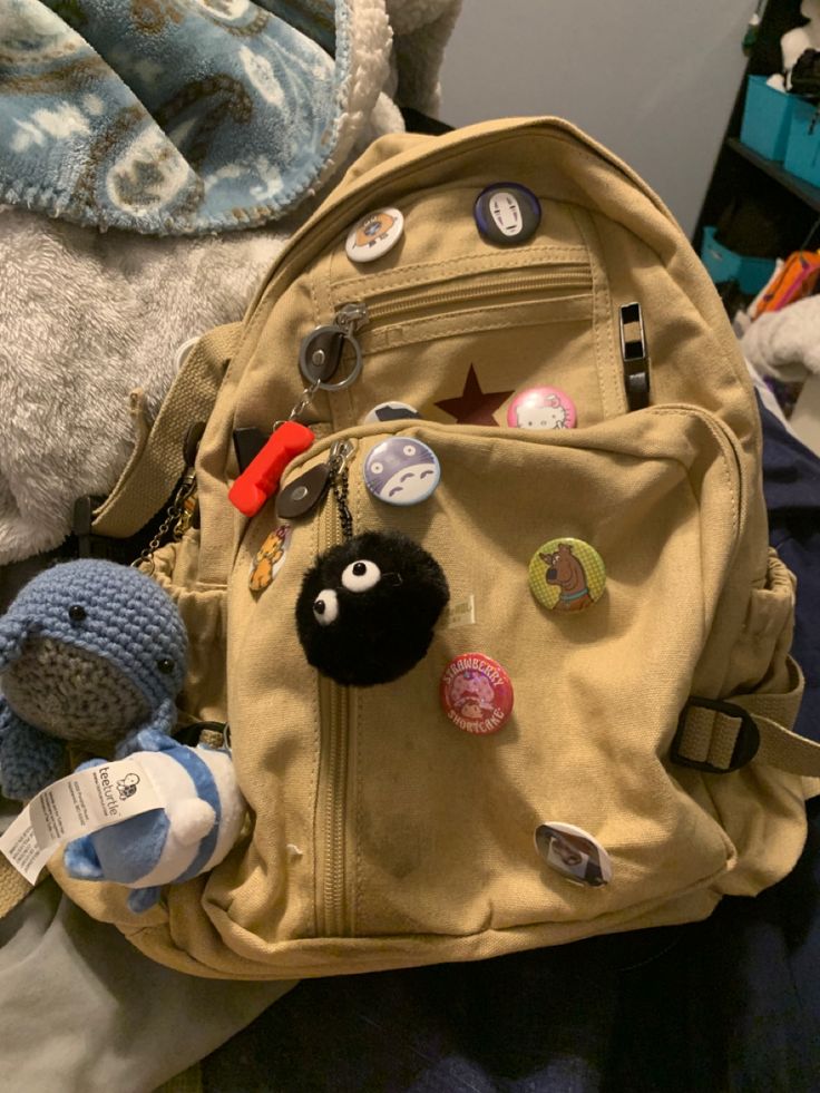 Decorated School Bag, Bagpack Decorating Ideas, Decorated Backpack Aesthetic, Cute Backpacks Aesthetic, Backpack Decoration Ideas, Aesthetic School Bag, Mochila Aesthetic, Decorated Backpack, Mochila Kpop