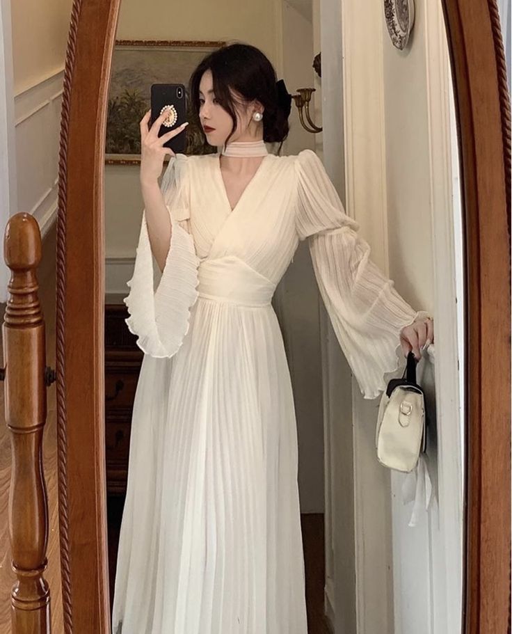 White Vintage Dress Aesthetic, White Dress Classy Elegant Long, White Dress Classy Elegant, White Dresses Classy, Korea Garden, Korean Dress Elegant, Long Dress Korean Style, White Dress Classy, Simple Long Dress