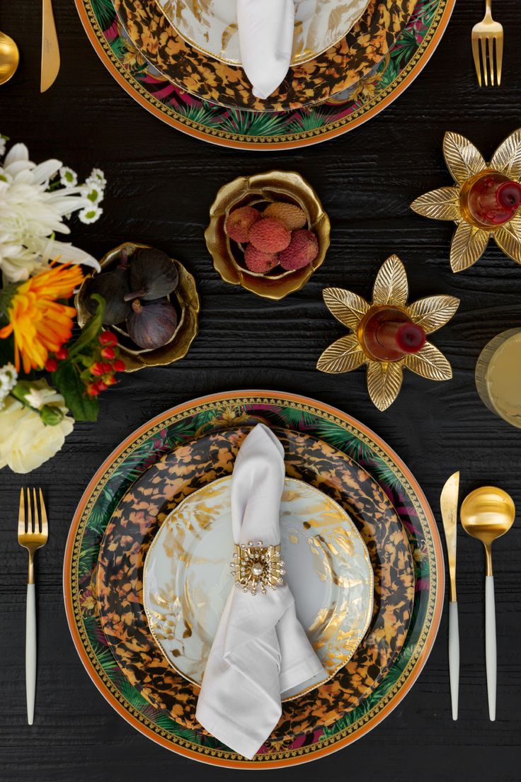 VERSACE HOME Jungle Animal Wild Plate Pattern Clash, Dining Room Table Settings, Home Jungle, Animal Plates, Luxury Tableware, Dining Plates, Matching Furniture, Luxury Dinnerware, Versace Home