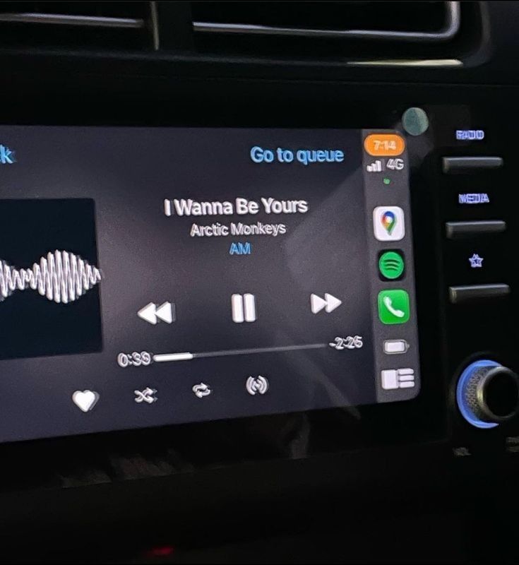 an image of a car radio with buttons and sound waves on it's display