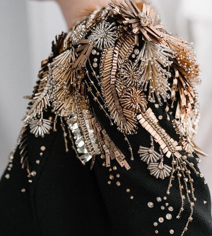 Textile Embellishment, Couture Embellishment, Couture Beading, Embellishment Ideas, Haute Couture Embroidery, Tambour Embroidery, Couture Embroidery, Elegante Casual, August 26