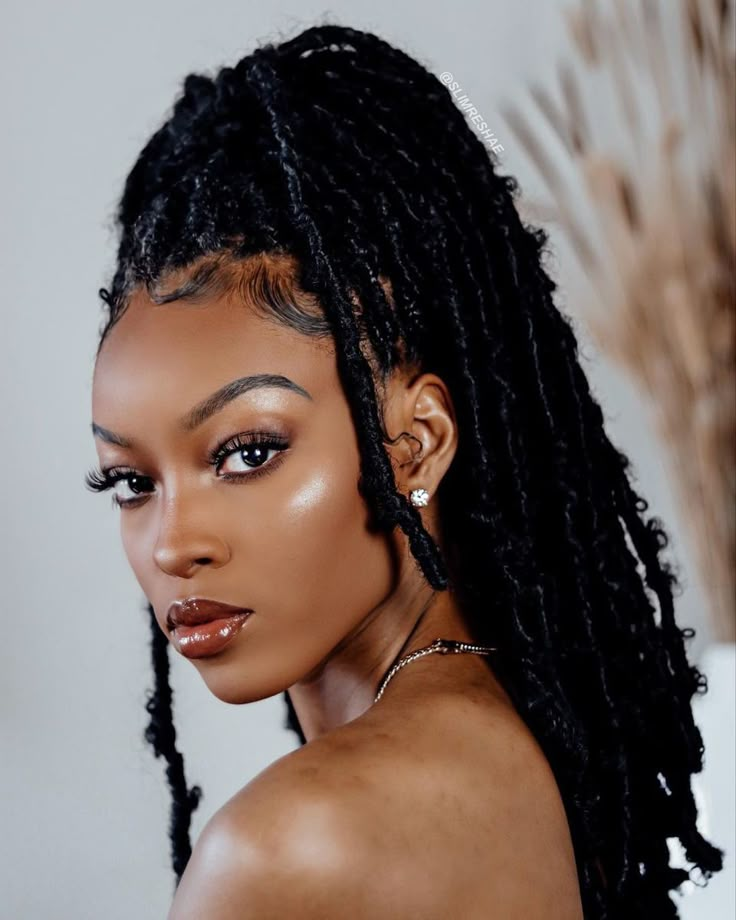 Tranças Faux Locs, Pinterest Haircuts, Crochet Locs, Curly Crochet Braids, Butterfly Locs, Marley Hair, Short Hair Lengths, Faux Locs Hairstyles, Crochet Braids Hairstyles