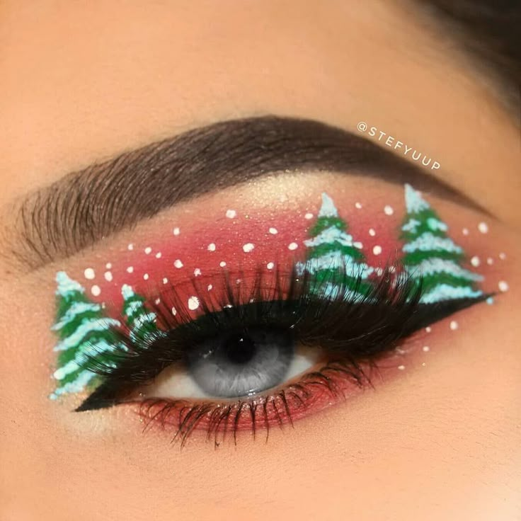 Christmas Tree Eye Makeup, Christmas Tree Eyeliner, Christmas Eyeliner Looks, Christmas Tree Makeup, Creative Christmas Makeup Looks, Christmas Inspired Makeup, Christmas Eye Makeup Ideas, Christmas Eyeliner, Eyeshadow Art