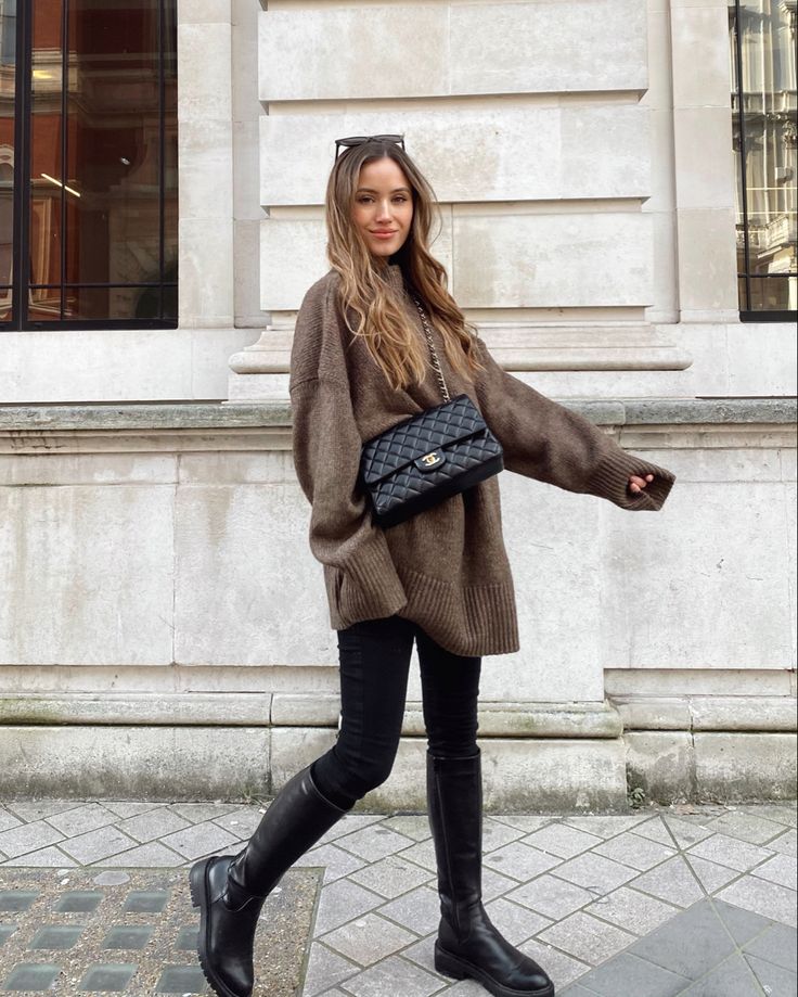 Oversized brown zara knit paired with knee high boots and chanel classic flap Chic Sporty Outfits, Winter Date Night Outfits, Winter Boots Outfits, Autumn Outfits, Street Style Winter, Looks Chic, Warm Outfits, Sporty Outfits, Autumn Outfit