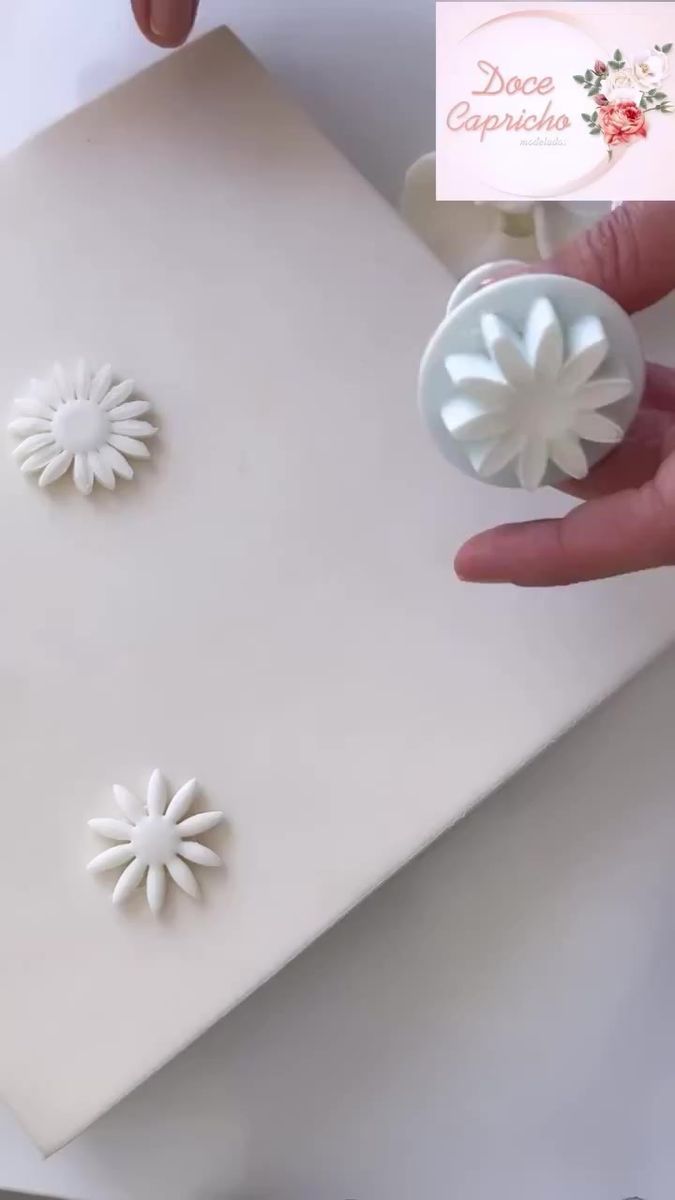 Cake Decorating Flowers, Fondant Flower Tutorial, Cake Tips, Diy Earrings Polymer Clay, Chocolate Flowers, Gum Paste Flowers, Tanah Liat, Fondant Flowers, Easy Flower