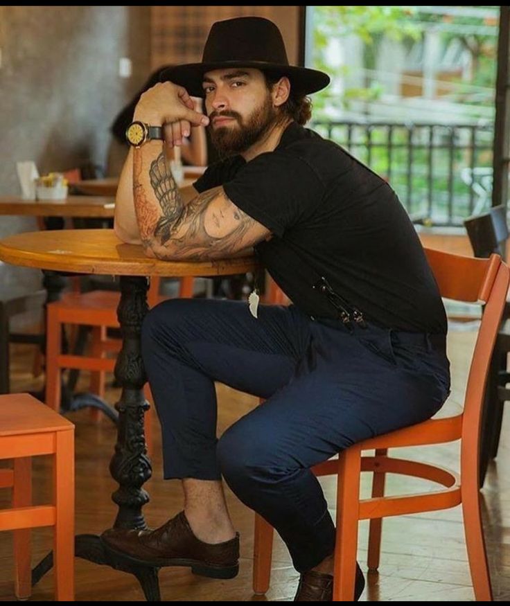 Fedora Hat Outfits, Men In Hats, Portraits Men, Mens Hats Fashion, Mens Casual Outfits Summer, Mens Hats, Masculine Style, Man Photography, Mens Trendy Outfits