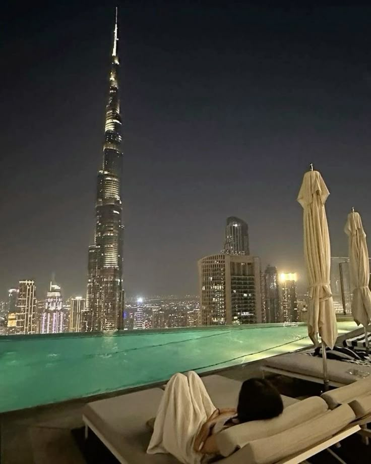 Dubai Pics Ideas, Dubai Condo, Dubai Honeymoon, Pool At Night, Dubai Vacation, Dubai Aesthetic, Dubai Lifestyle, Dubai Life, Luxury Lifestyle Dreams