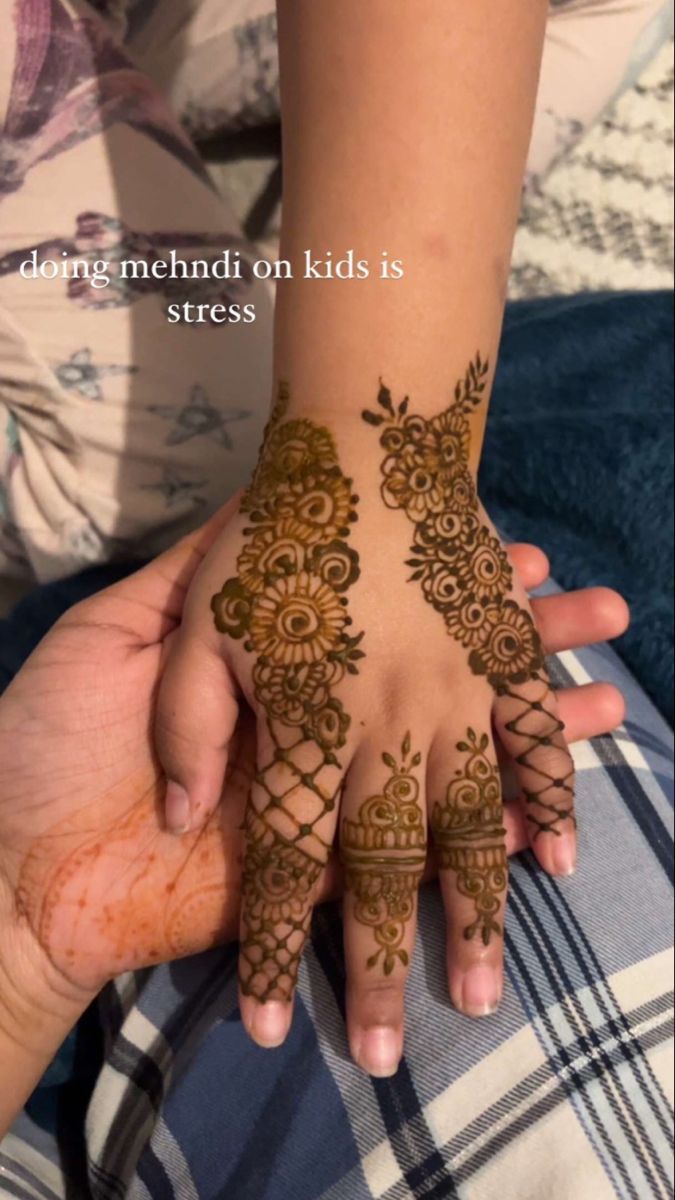 Mehndi For Kids Hands, Kid Mendhi Designs, Mylanji Designs Simple, Eid Henna For Kids, Mehndi For Kids Front Hand, Kids Mendhi Designs Simple, Baby Hands Mehndi Design, Mehndi Designs For Kid, Mehndi Designs Simple Kids