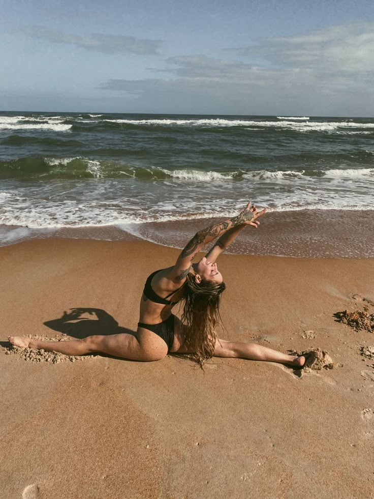 Girl doing the splits on the beach in Daytona Florida. Splits Poses Photography, Split Poses Photography, Splits Photoshoot, Gymnastics Splits Pictures, The Splits Aesthetic, Split Pictures, Split Photo, Front Splits Aesthetic, Split Photography