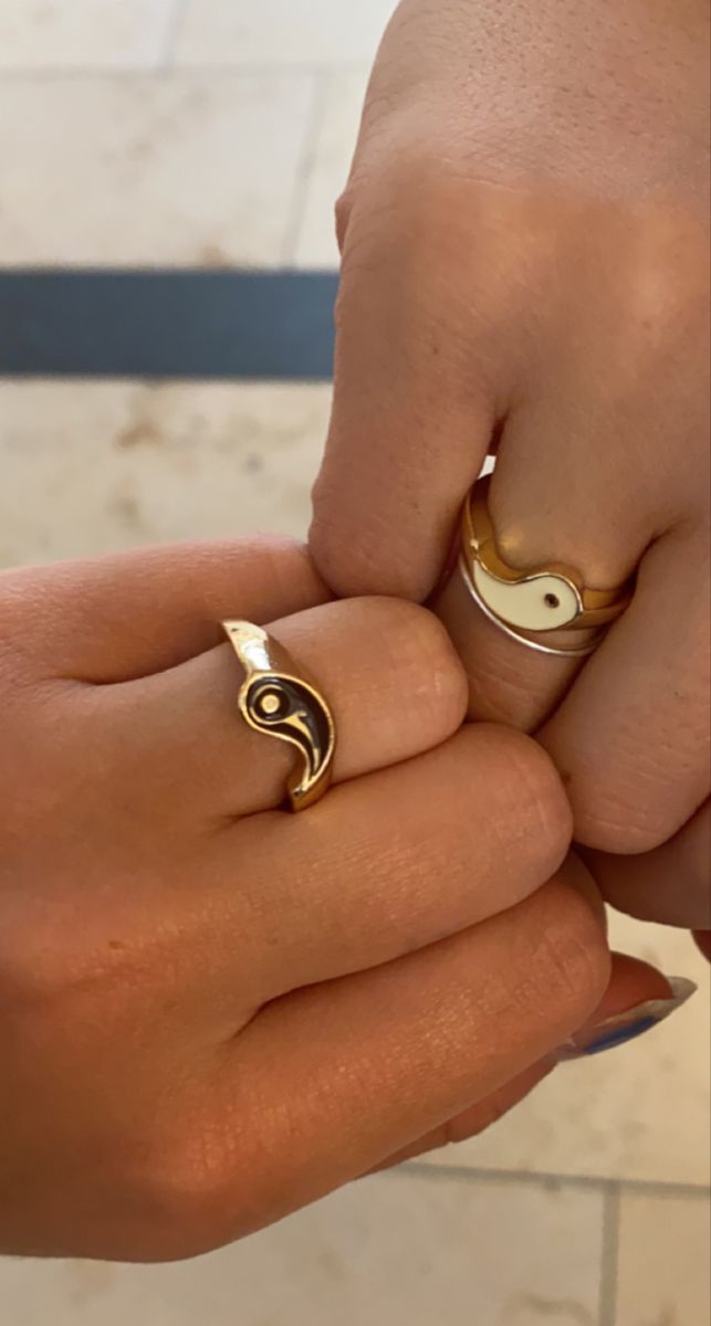 #besties #matching #aesthetic #tiktok Bestie Rings Aesthetic, Aesthetic Matching Jewelry, Matching Bestie Rings, Matching Jewelry Best Friends Aesthetic, Matching Bff Jewelry, Matching Couple Accessories, Matching Jewelry Aesthetic, Friendship Rings For 3 Bff, Matching Necklaces Aesthetic