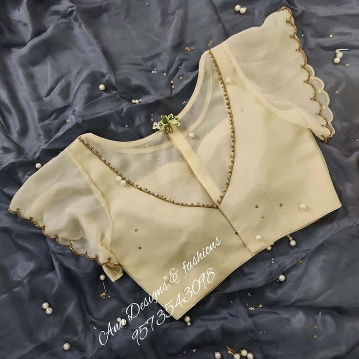 Plain Blouse Designs, Latest Blouse Designs, Designer Saree Blouse, Blouse Designs High Neck, Blouse Back Neck Designs, New Blouse Designs, Sari Blouse Designs, Blouse Designs Indian, Simple Blouse Designs