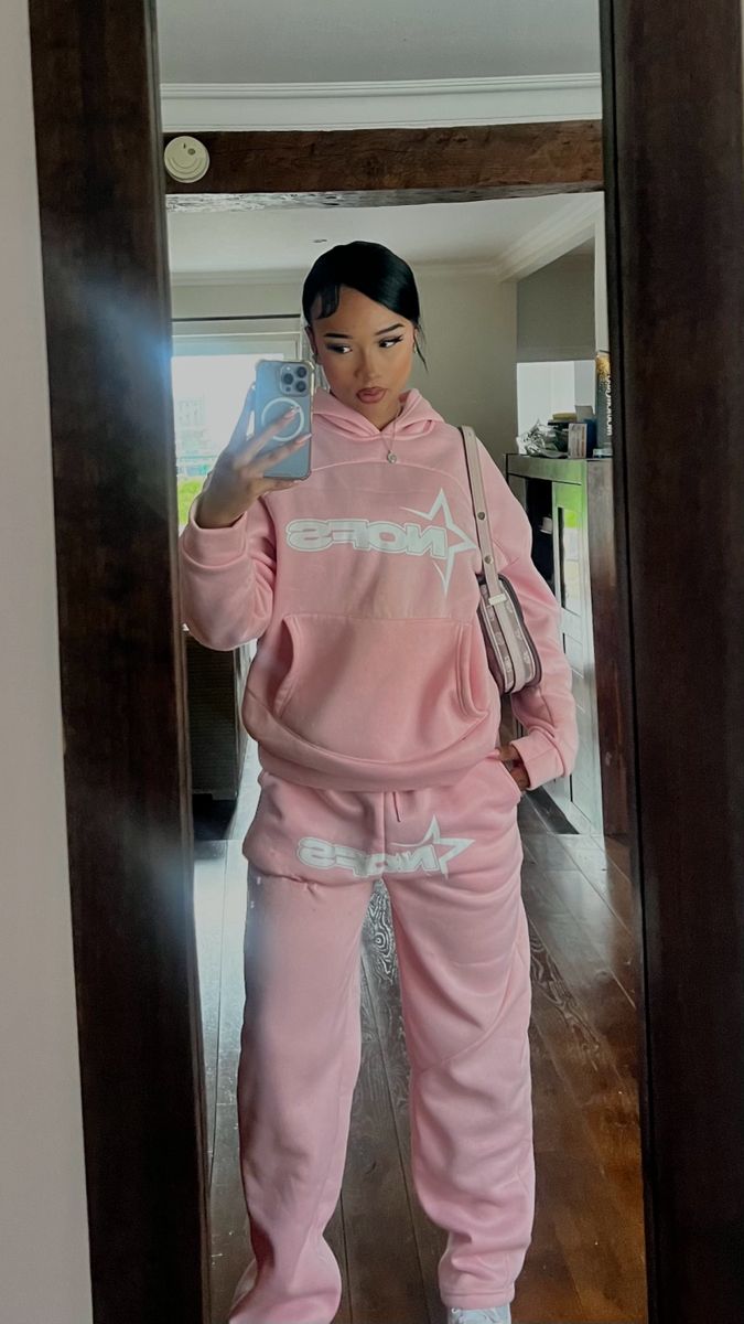 Cute Oversized Outfits Aesthetic, Tracksuit Set Women, Red Comfy Outfit Aesthetic, Tracksuit Aesthetic Woman, Tracksuits Outfits Women, Track Suit Outfits Women, White Sweatsuit Outfits Women, Sweats Pants Outfit, Jogging Outfit Winter