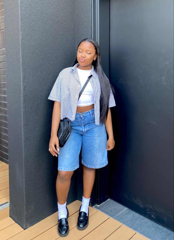 Cropped Boxy Shirt Outfit, Jots Outfits, How To Style Jorts Women, Jorts Womens Fit, Jorts Outfit Women’s, Casual Loafers Outfit, Tomboy Outfit, Street Style Outfits Casual, Loafers Outfit