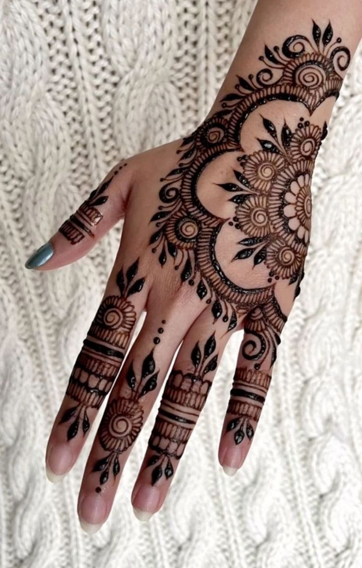 henna tattoo Henna Designs Back, Henne Tattoo, Henna Flower Designs, Inai Pengantin, Cute Henna Tattoos, Henna Designs Wrist, Henna Nails, Henna Inspired Tattoos, Finger Henna Designs