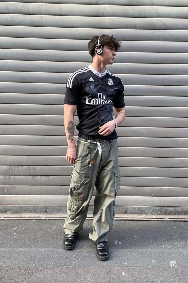 Skater Dude Outfit, Y2k Fashion Inspo Outfits Men, Men Fashion Y2k, Vintage Football Jersey Outfit Men, Y2k Mens Outfits Aesthetic, Mens Fashion Y2k, Y2k Mens Fashion Aesthetic, Y2k Jersey Outfit, Men Y2k Outfits