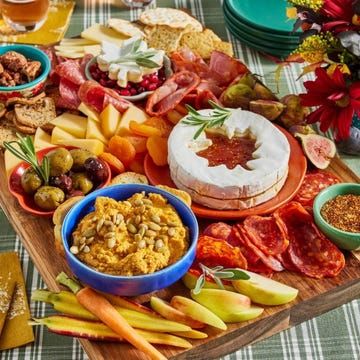 thanksgiving appetizers Charterie Boards, Pioneer Woman Thanksgiving, Appetizer Boards, Thanksgiving Charcuterie Board, Thanksgiving Charcuterie, Thanksgiving Appetizers Easy, Cracker Toppings, Smoked Gouda Cheese, Pumpkin Hummus