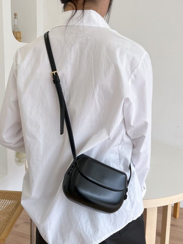 Casual Sling Bag Women, Mini Crossbody Bag Outfit, Sling Bags Women Casual Outfit, Sling Bags Women Casual, Sling Bag Outfit, Girlfriend Outfits, Crossbody Bag Outfit, Sling Bag Women, Sling Bags Women