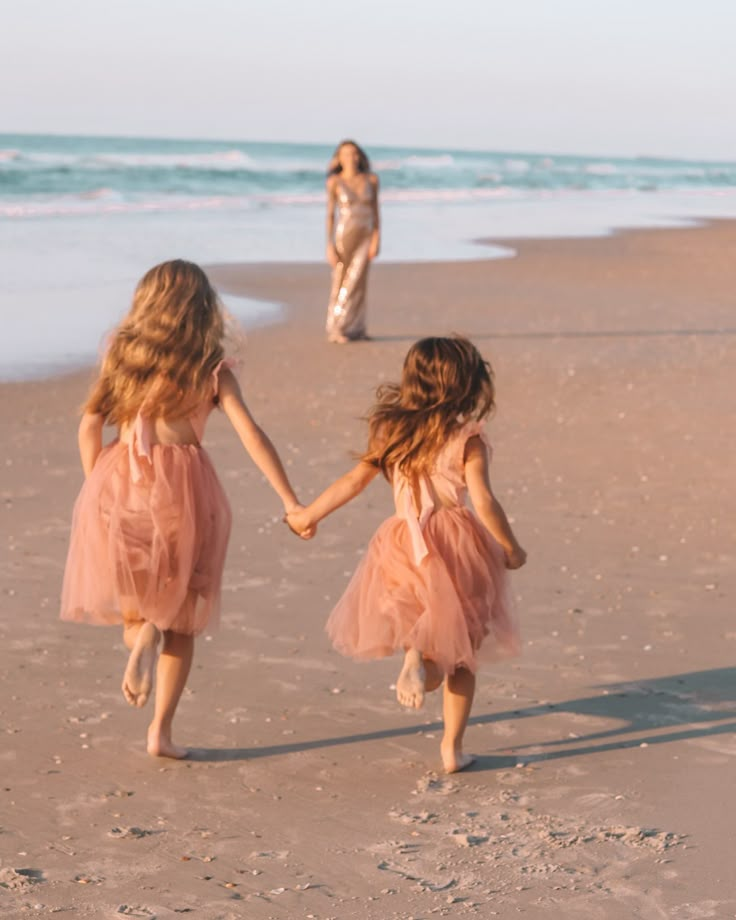 Mother Daughter Beach Pictures Photo Ideas, Beach Family Photo Shoot Ideas, Beach Family Poses, Mom And Kids Beach Pictures, Beach Pictures With Kids, Mom And Daughter Beach Photo Ideas, Mommy And Me Beach Photo Shoot, Mom And Two Kids Photoshoot, Mother Daughter Beach Pictures