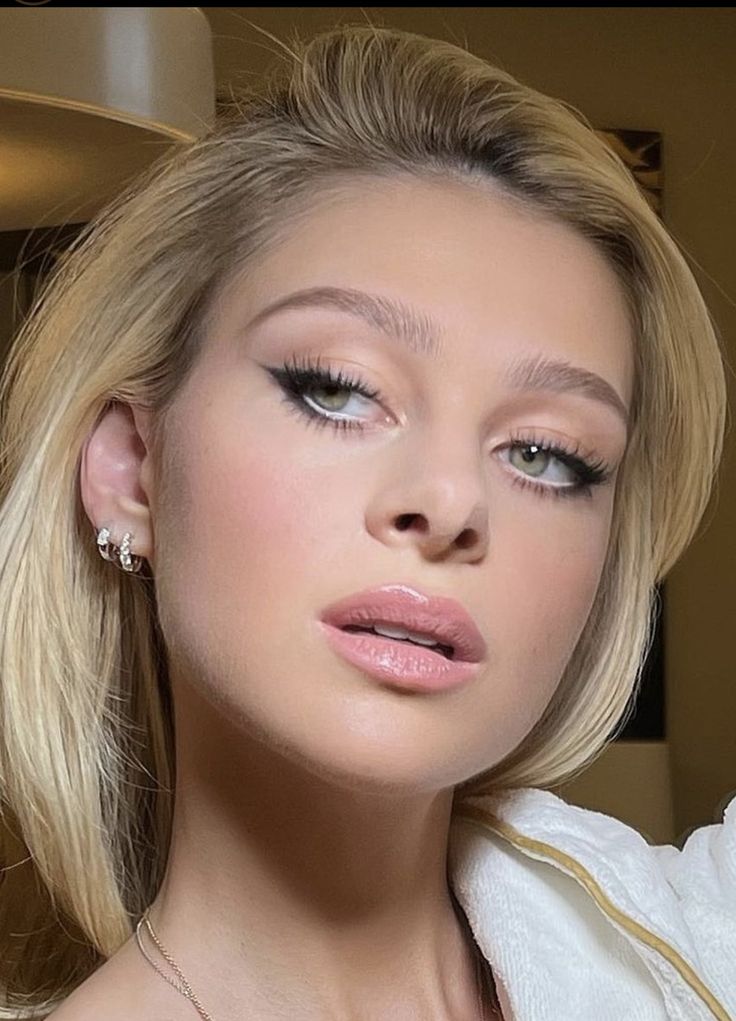 Pale Blonde Makeup, Hens Makeup, Debs Makeup, Pale Face Makeup, Celeb Makeup, Bridesmaids Makeup, Nicola Peltz, Pale Face, Nicolas Peltz