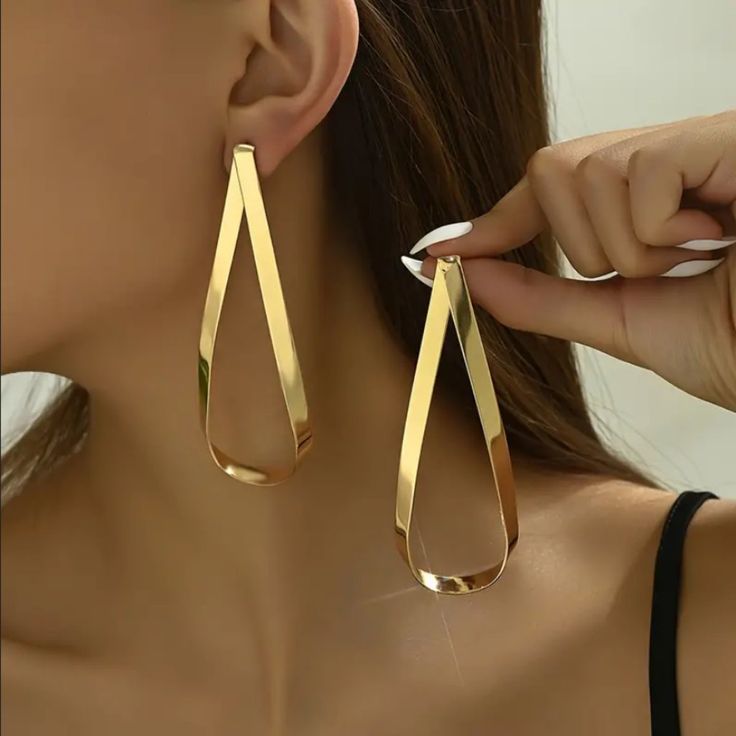 Brand New Women's Large Hanging Gold Statement Earrings Genuine 14k Gold Plated Sterling Silver 4" Tall 1.5" Across (At The Widest Point) Retail Price $350 Buy With Confidence From A Trusted Seller With A 99%+ Feedback Rating! A0164 (Id-808-) Golden Statement Earrings, Prom Gold, Girl Prom, Crystal Cluster Earrings, Shiny Earrings, Formal Earrings, Womens Earrings, Oversized Earrings, Earrings Big