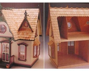 two pictures of a doll house with windows and roof